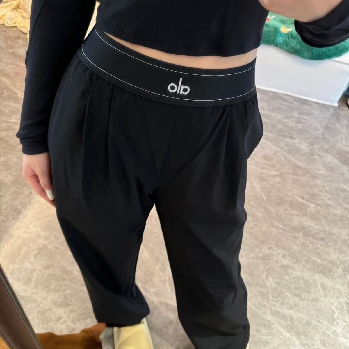 新品 Alo Yoga パンツ ボトム トラウザ- アロ-ヨガ プラック - メルカリ