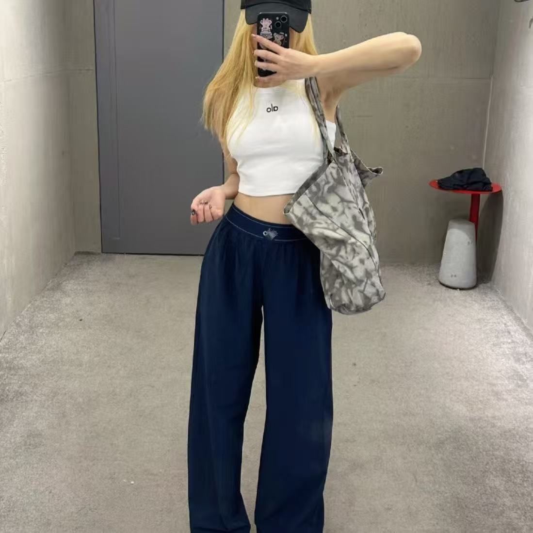 新品 Alo Yoga パンツ ボトム トラウザ- アロ-ヨガ プラック - メルカリ