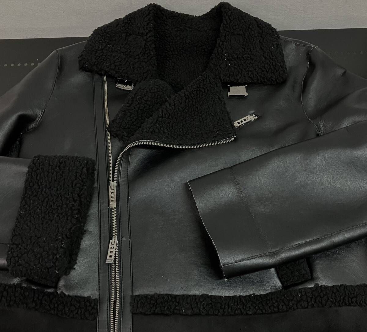 UN3D. アンスリード エコムートンライダースコート ボア ブラック