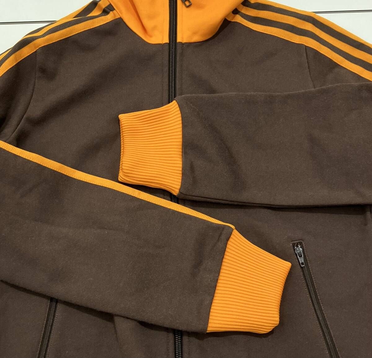 adidas アディダス トラックジャケット 刺繍ロゴ 3ストライプ ジャージ