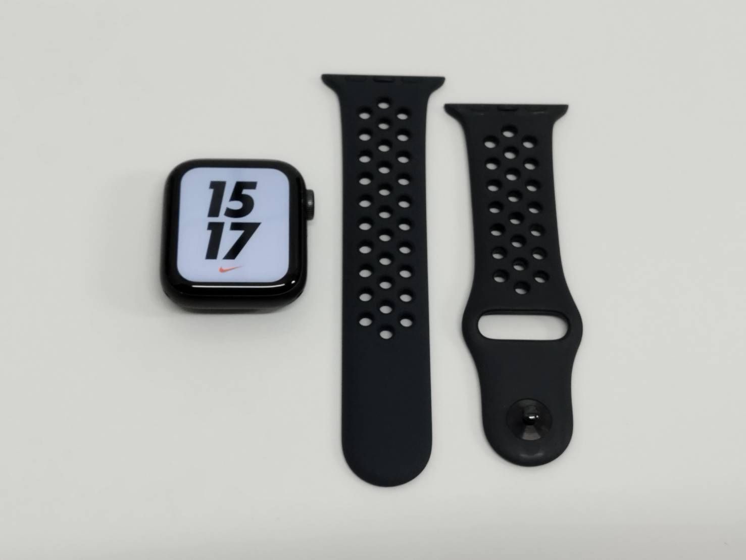 Apple Watch Nike SE 第1世代 GPS 40 mm A 2351 スペースグレー MKQ 33 J 1