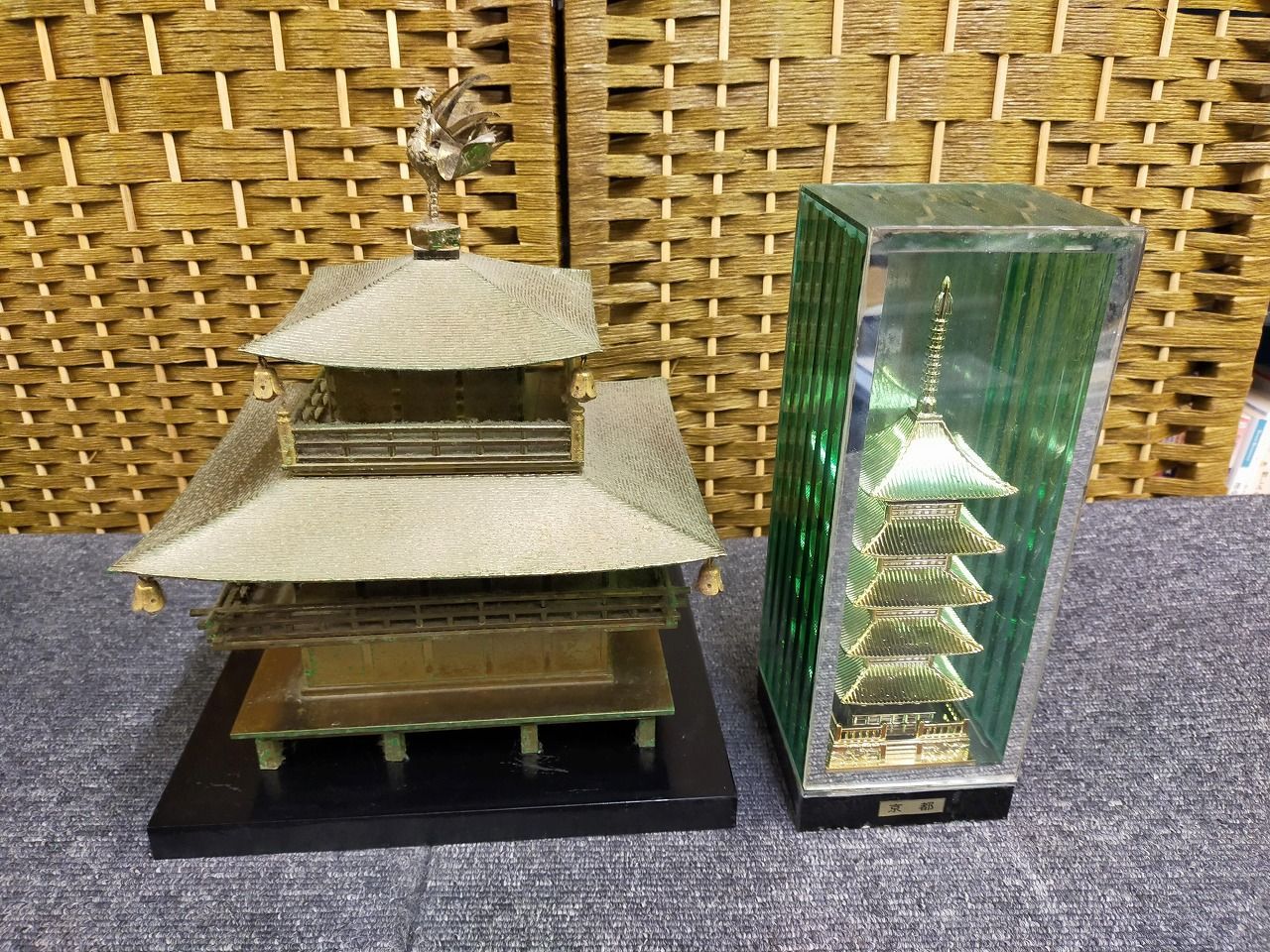 まとめ売り・昭和レトロ】金閣寺 金属模型 & 京都 五重塔 ガラス置物