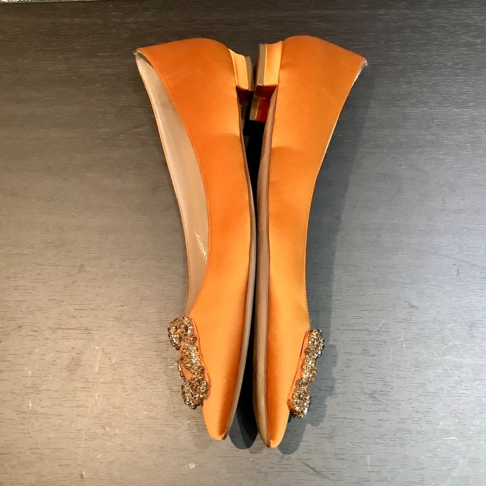 マノロブラニク MANOLO BLAHNIK ハンギシ サラン フラット パンプス