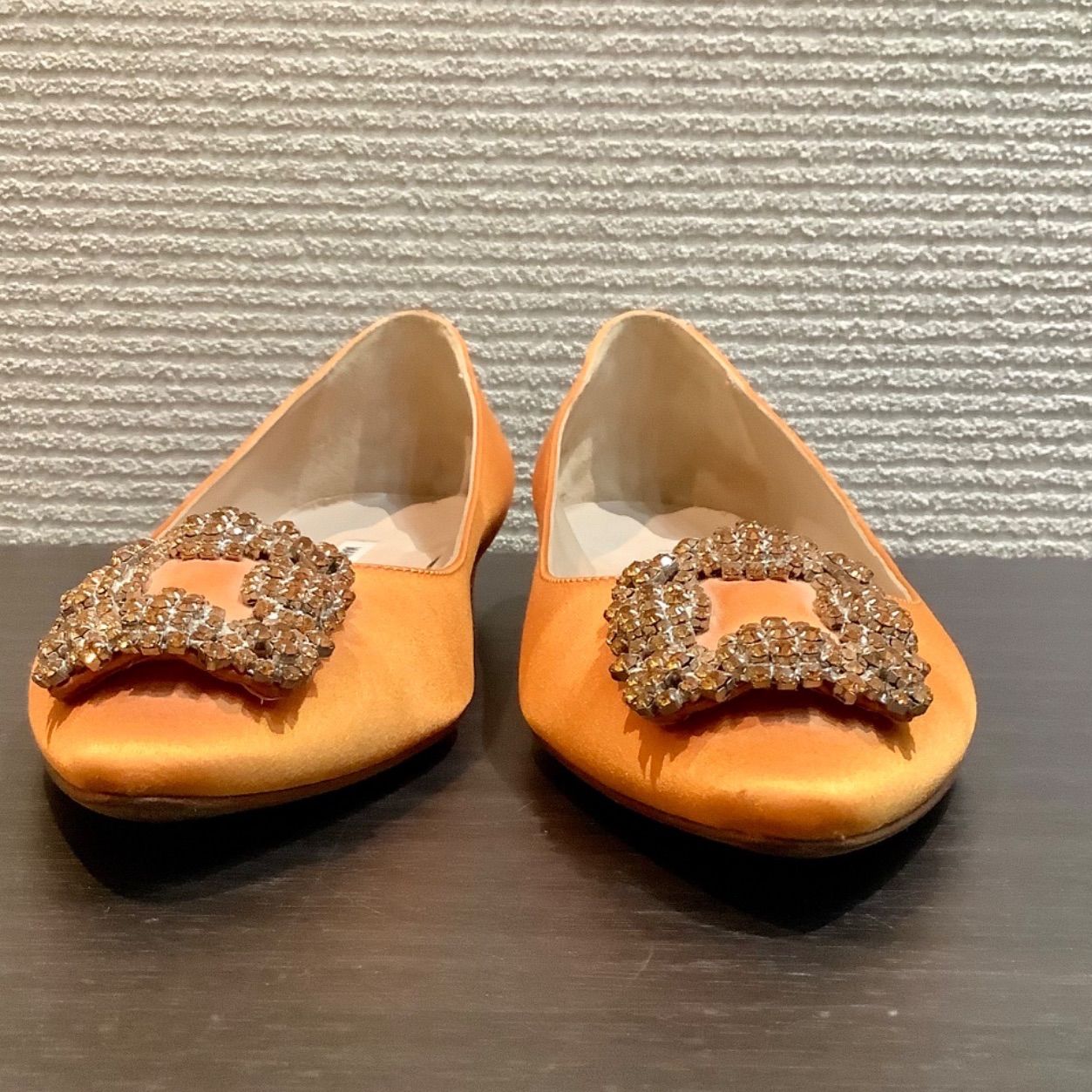 マノロブラニク MANOLO BLAHNIK ハンギシ サラン フラット パンプス