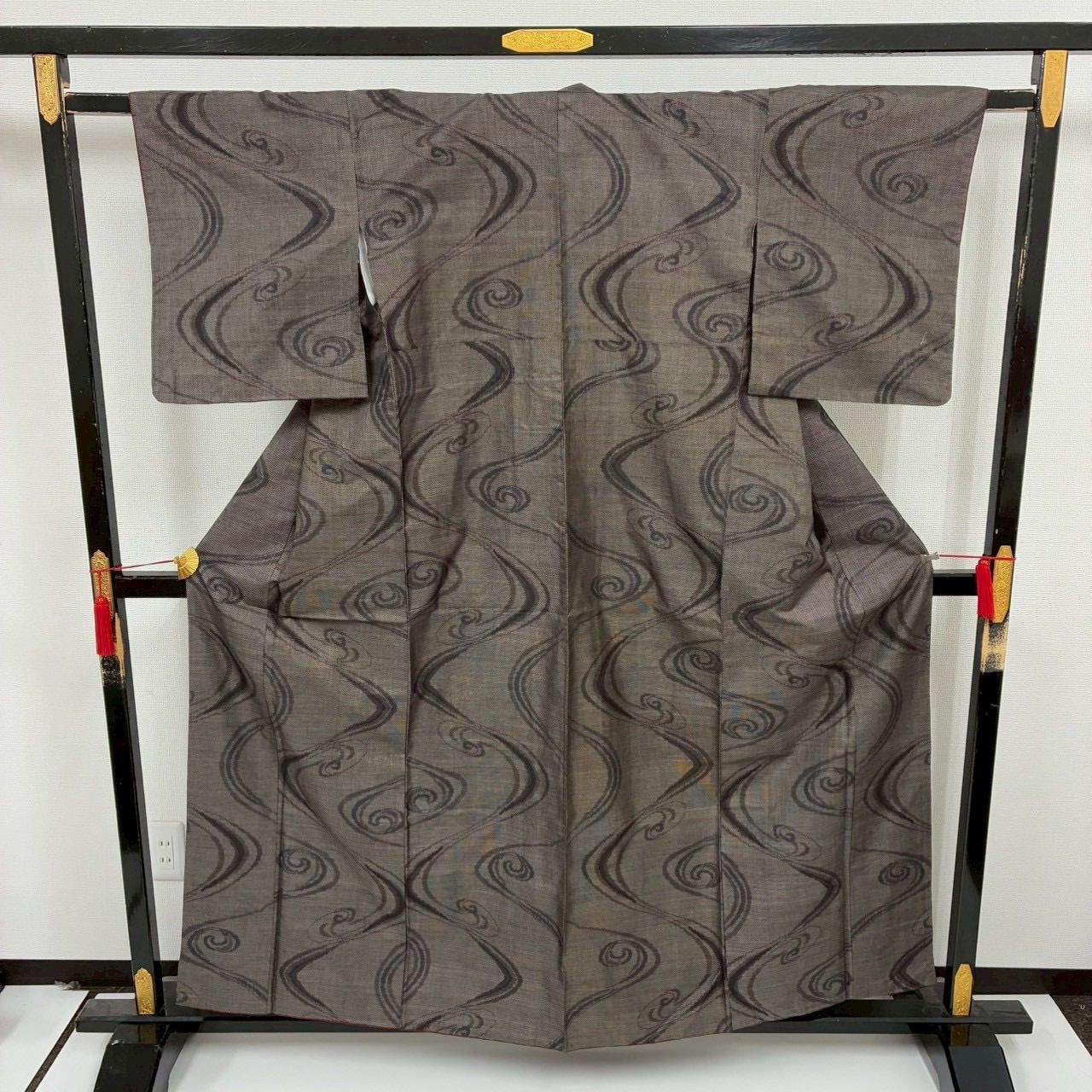 本場大島紬 茶泥染 カタス式 渦巻き 素敵な絣柄 正絹 着物 MK-1756