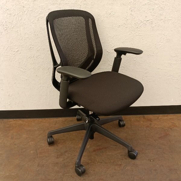 オカムラ オフィスチェア 肘あり シルフィー C 681 XR FMP 1 製 ブラック ローバック メッシュタイプ アジャストアーム付 デスクチェア チェア イス 椅子