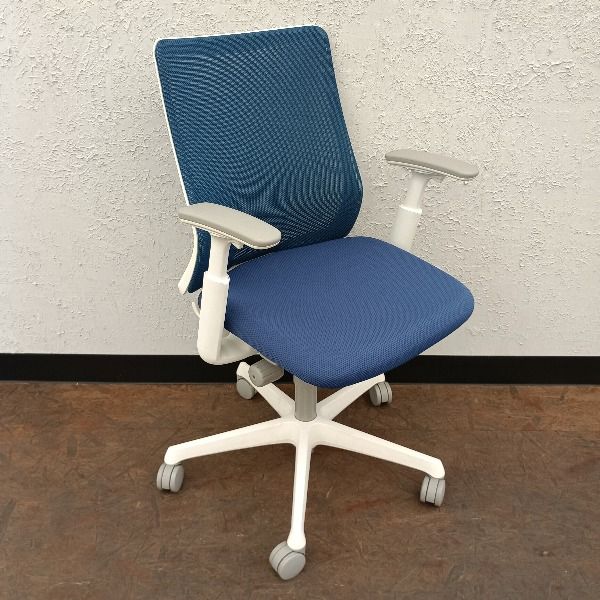 オカムラ オフィスチェア 肘あり フルーエント CB 81 WW FKB 3 製 ミディアムブルー ローバック アジャストアーム デスクチェア チェア イス 椅子