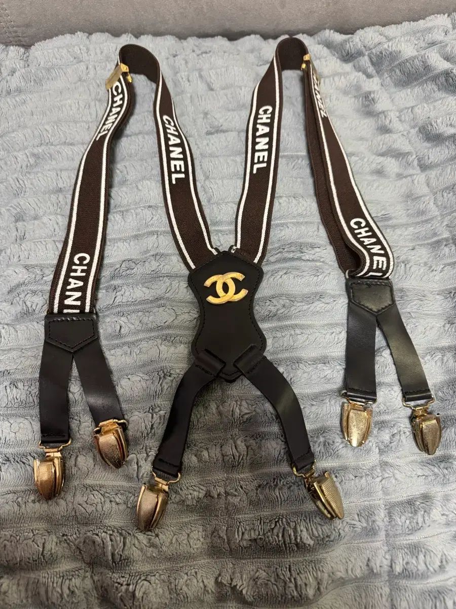 CHANEL アームサスペンダー ブラック ゴールド　ヴィンテージ CHANEL アームサスペンダー ブラック ゴールド ヴィンテージ CHANEL