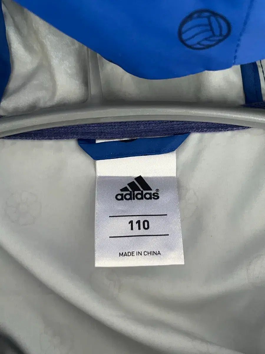 アディダス チェルシー fc フード ウィンドブレーカー ジャケット