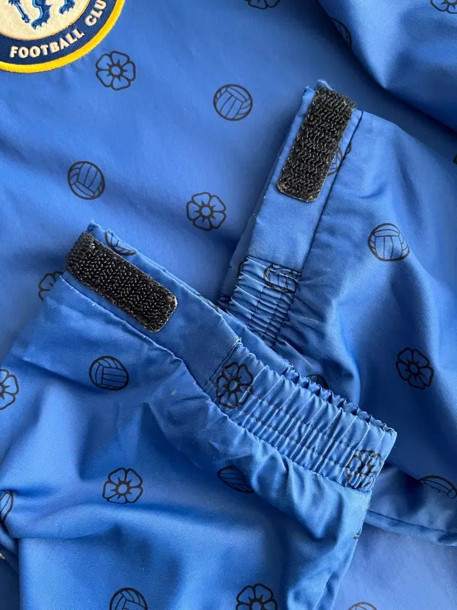 アディダス チェルシー fc フード ウィンドブレーカー ジャケット