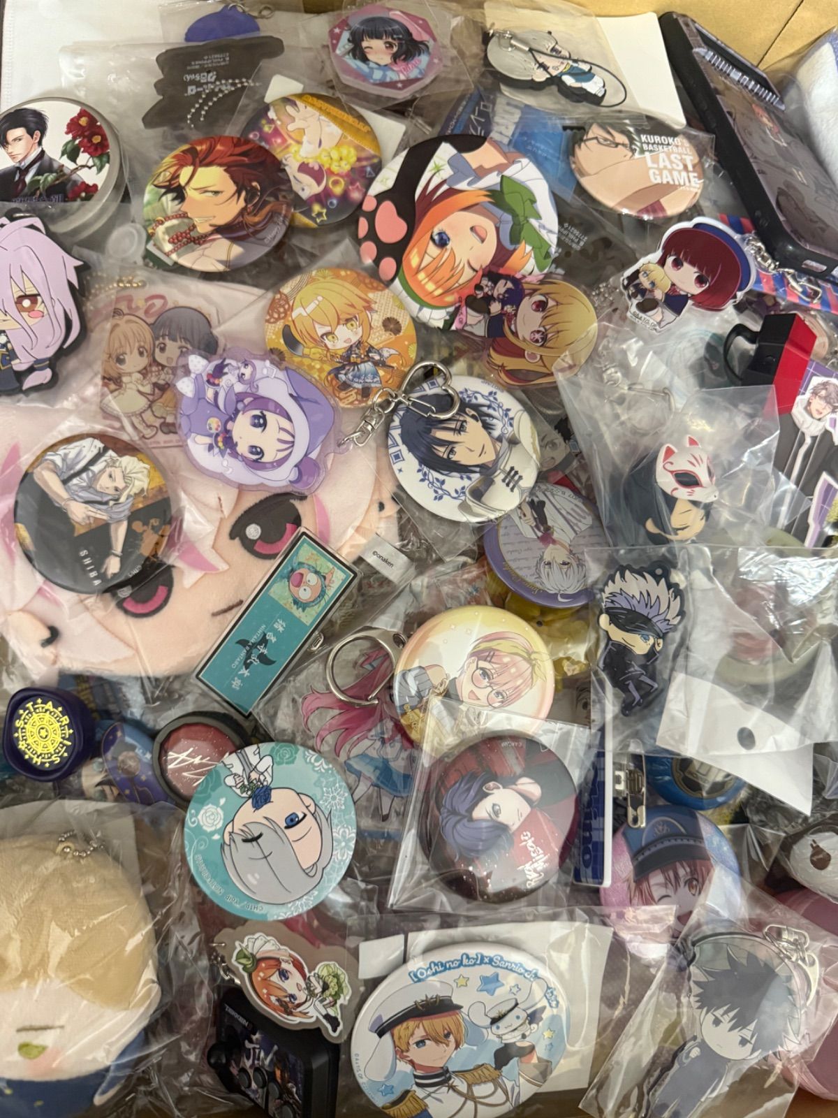 大特価！ アニメグッズ等 缶バッジ キーホルダー クリアファイル