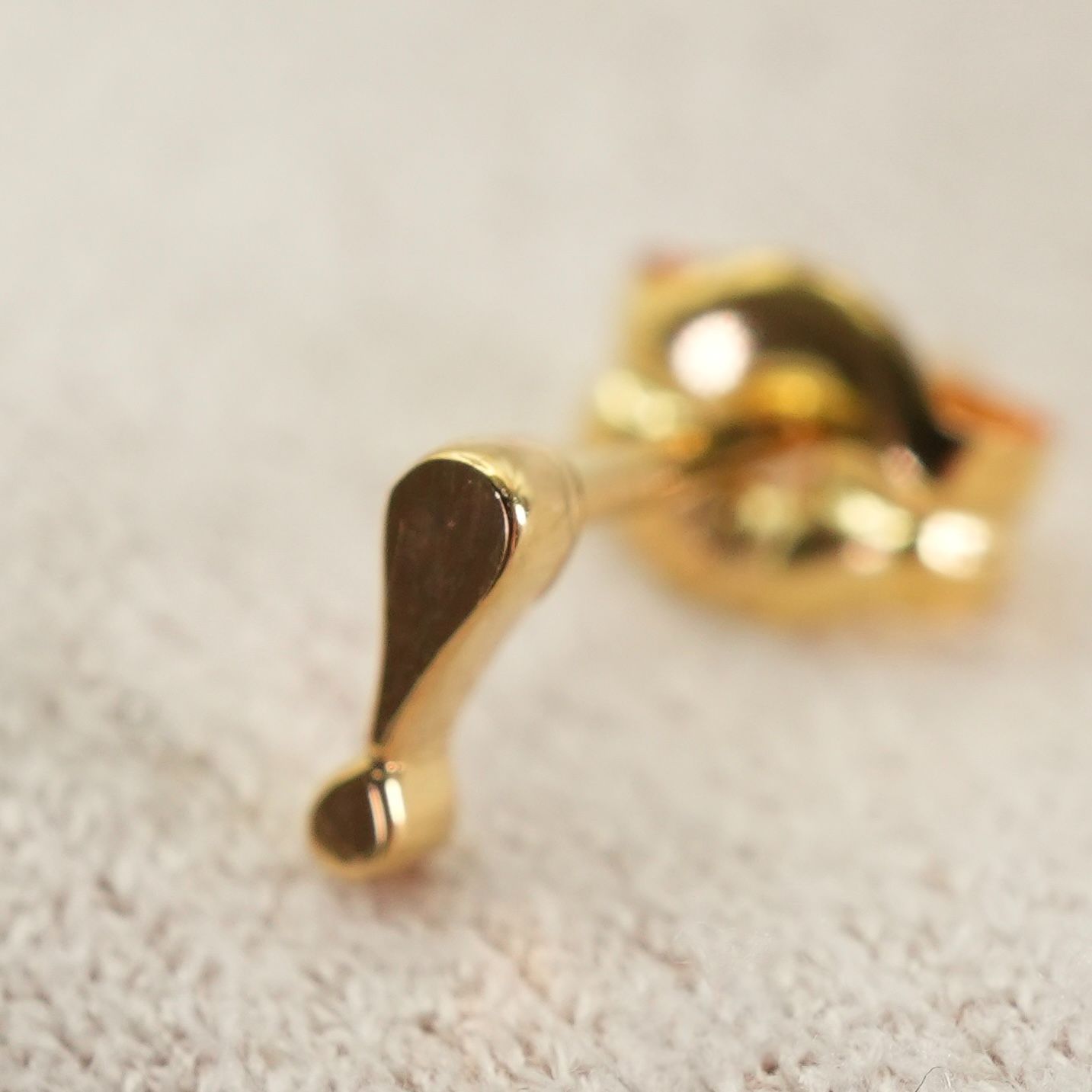 ドレスアドレス K18 ビックリマーク シングル ピアス/25-2400M - メルカリ