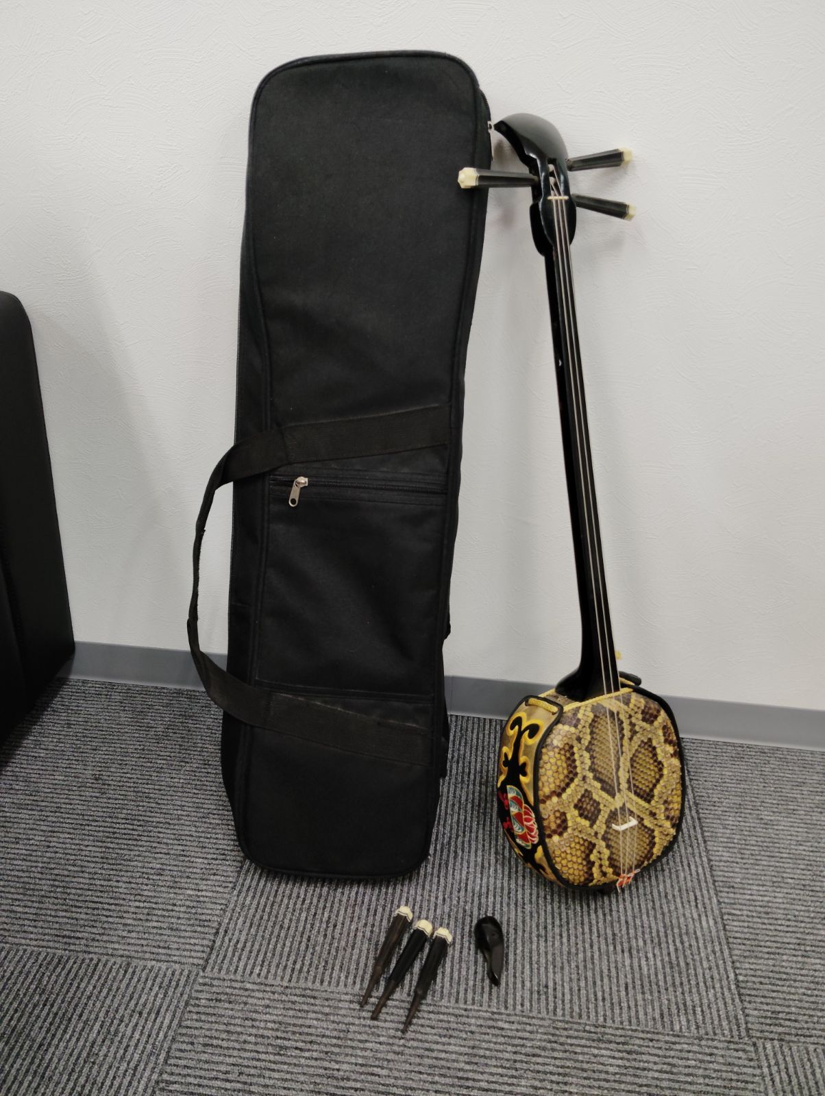 沖縄三線 蛇革 沖縄民謡 ソフトケース付き 弦楽器 - メルカリ