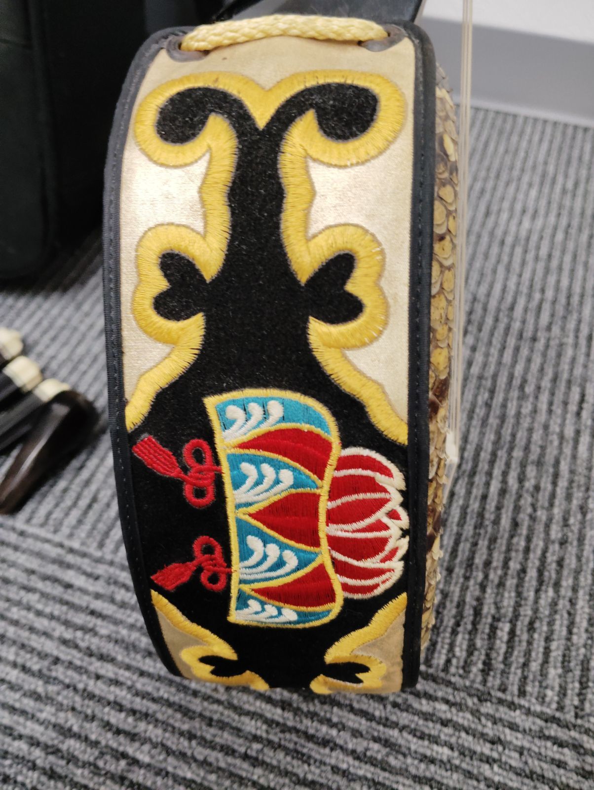 沖縄三線 蛇革 沖縄民謡 ソフトケース付き 弦楽器 - メルカリ