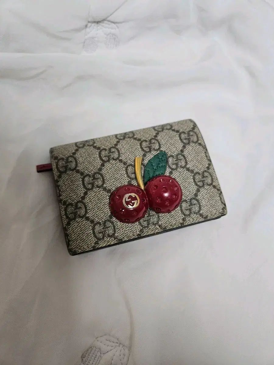グッチ さくらんぼ 財布 二つ折り財布 - メルカリ