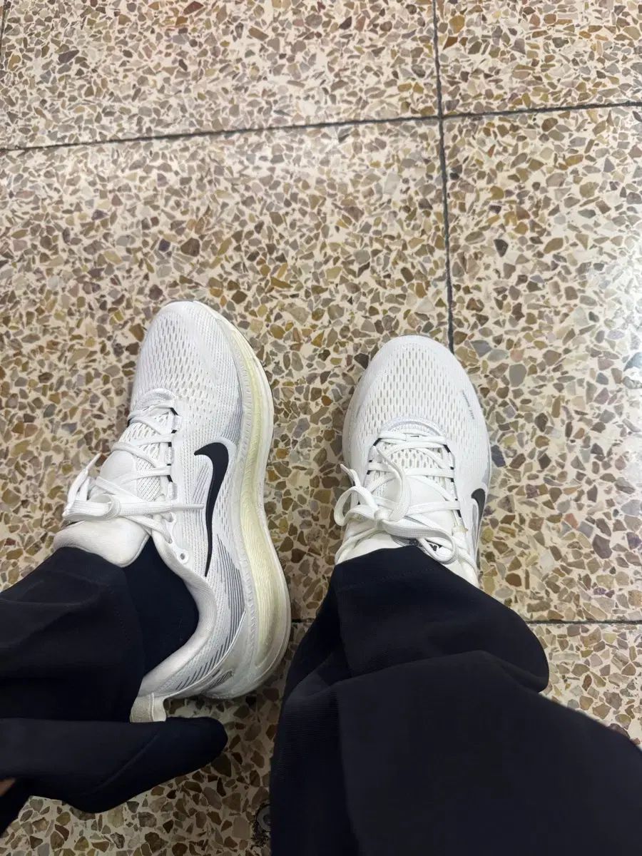 NIKE ボメロ 18 ランニングシューズ 白 240