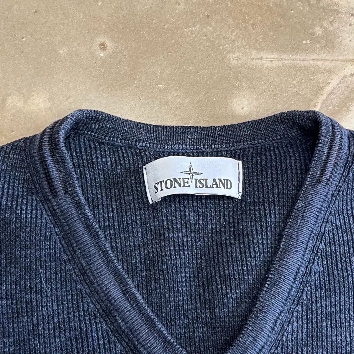 100 ストーンアイランド パッチワッペン Vネック ニット 吸湿性 カーキ系