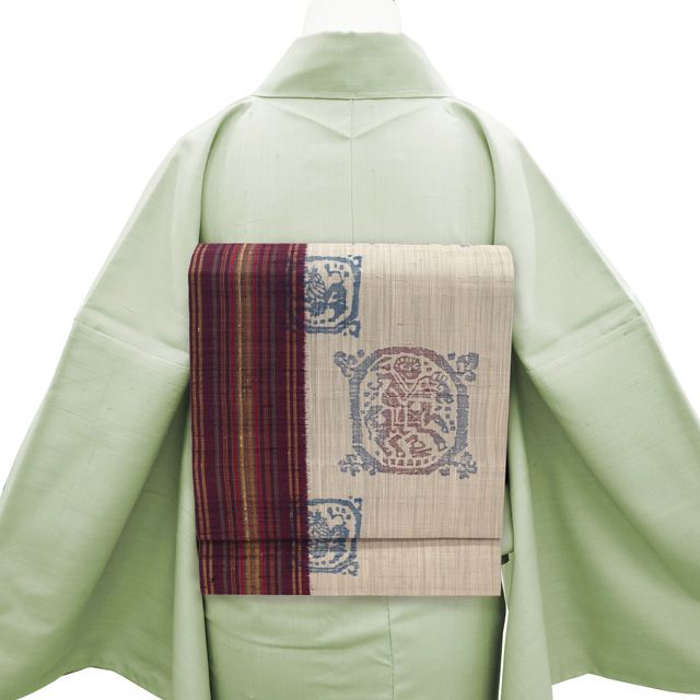 名古屋帯 リサイクル 京都 しょうざん 生紬 正絹 九寸 木版染 手織り 淡胡桃染色 赤紫 縞 狩猟文 カジュアル 春 秋 冬 なごや帯 九寸名古屋帯 紬 仕立て上がり みやがわ sb 54832