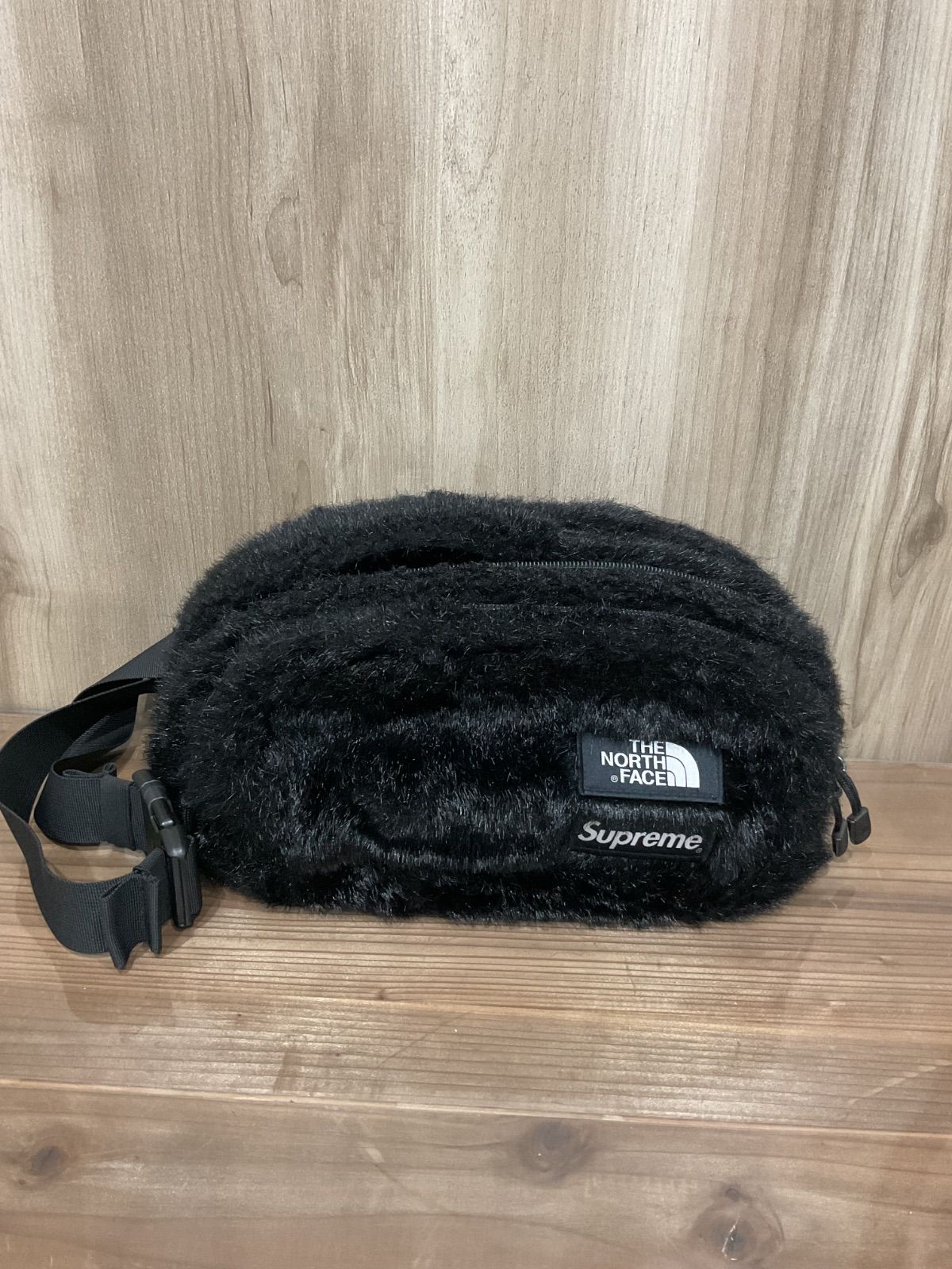 Supreme x The North Faceのフェイクファーウエストバッグ
