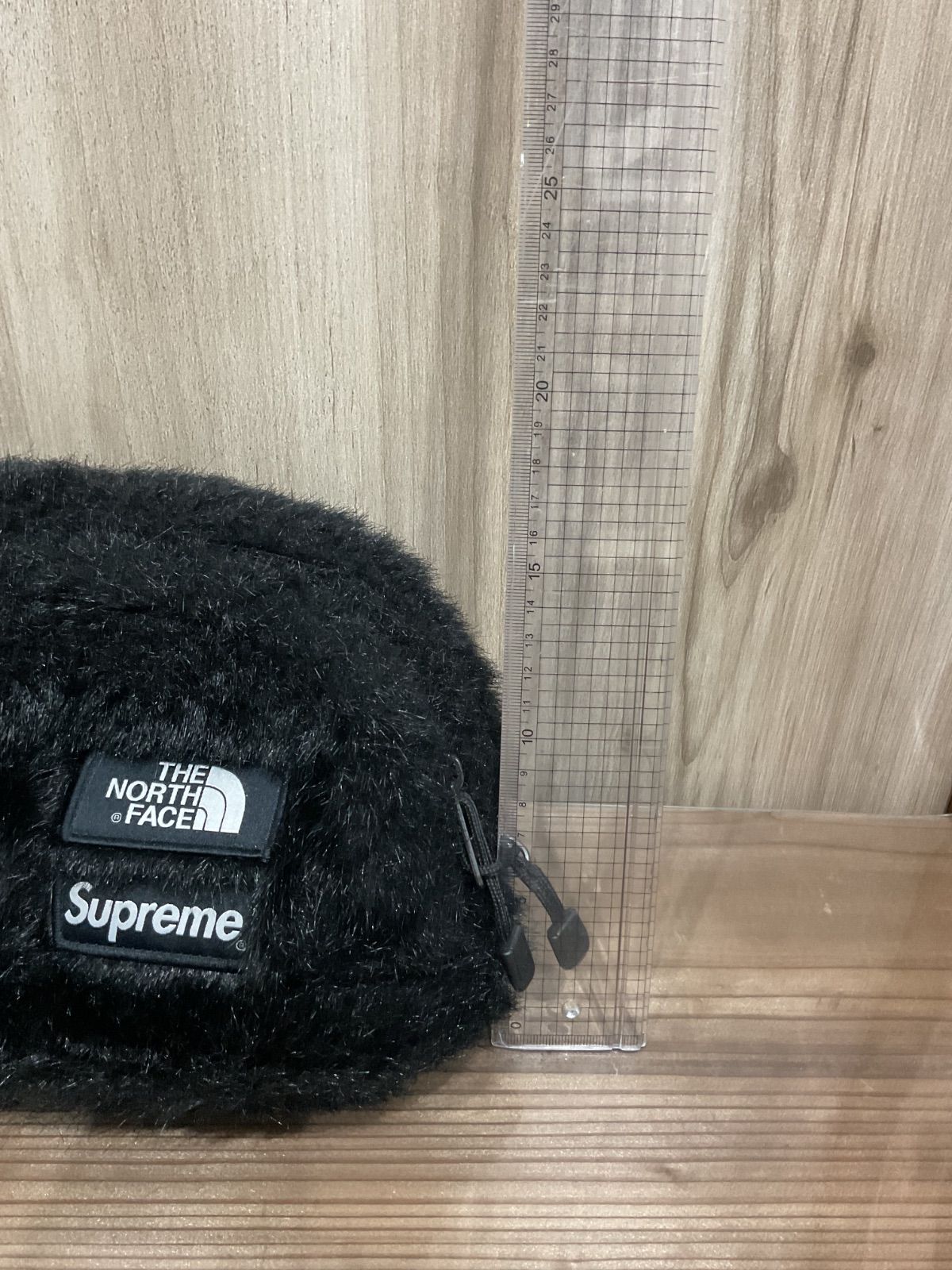 Supreme x 公式 The North Faceのフェイクファーウエストバッグ