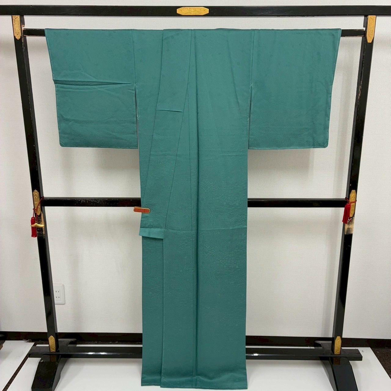 逸品◇しつけ糸付未使用!正絹◯極上色無地156cm一つ紋(蔦)袷 素鼠 色無地 正絹 裄67 一つ紋 しつけ糸 美しい地模様 袷 着物 MK-1787