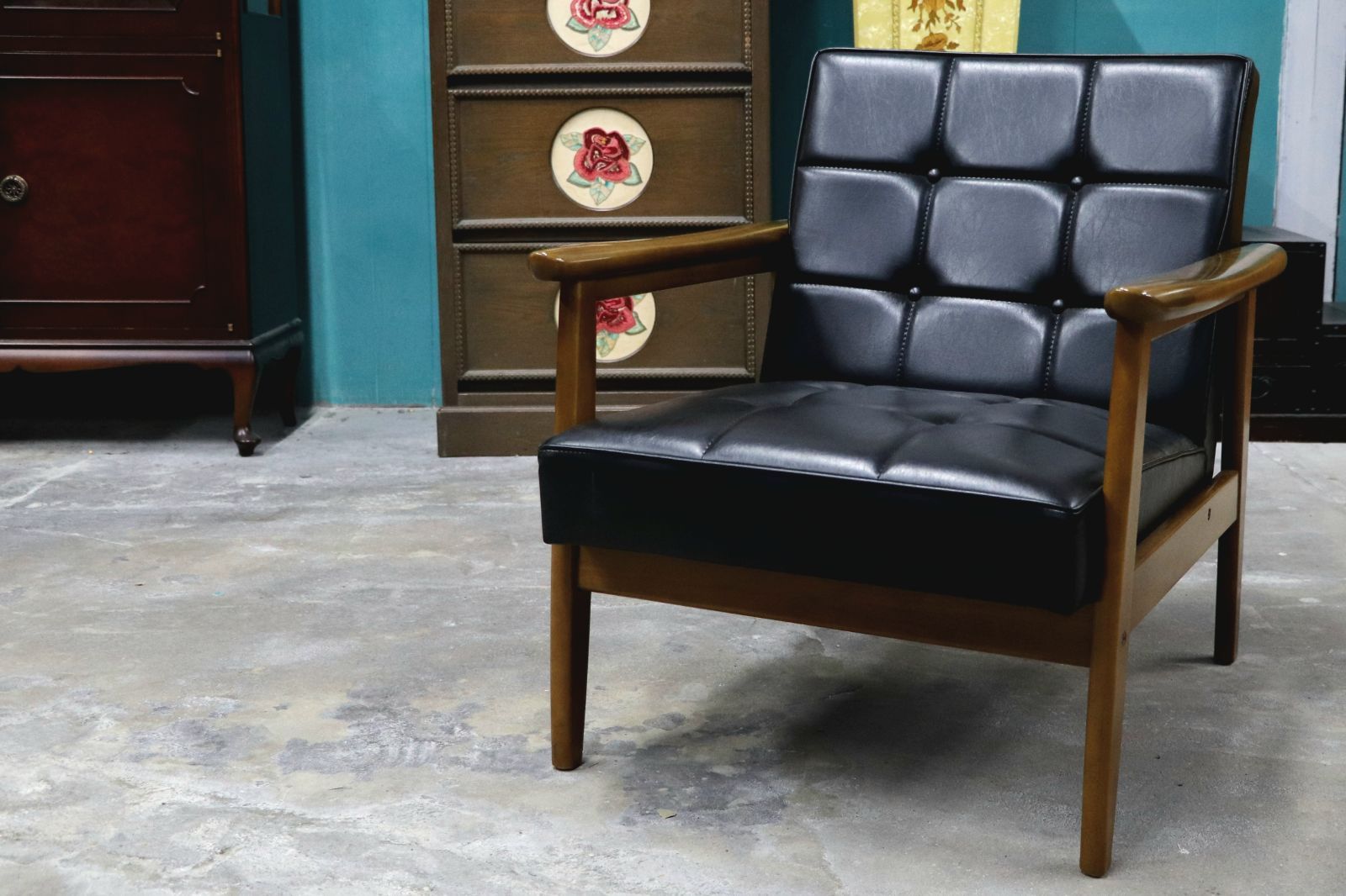 カリモク60 Kチェア 1シーター ブラック 合皮 ラウンジチェア 肘掛け椅子 シングルソファ