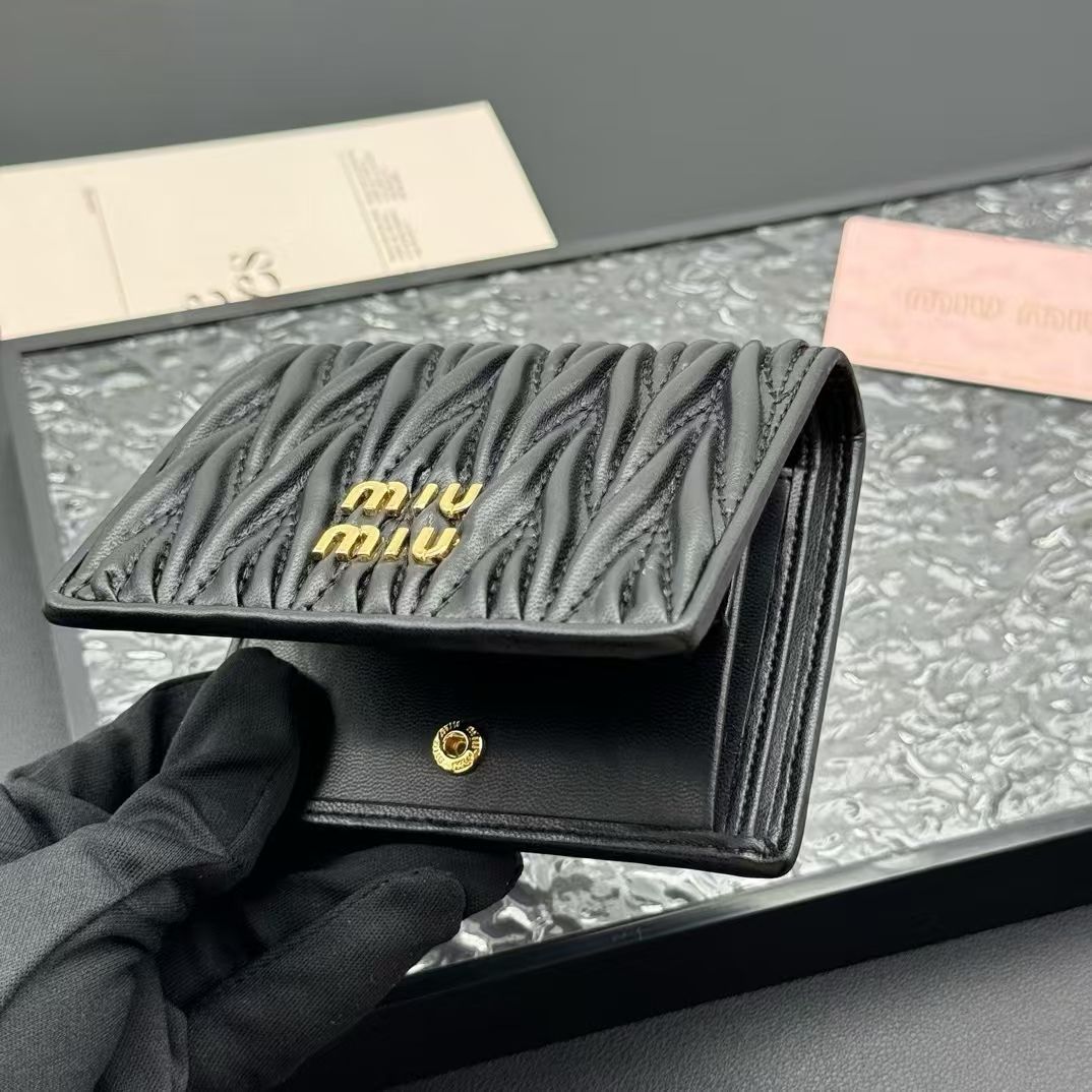 MIU ミュウミュウ マテラッセレザー 折り財布 ブラック