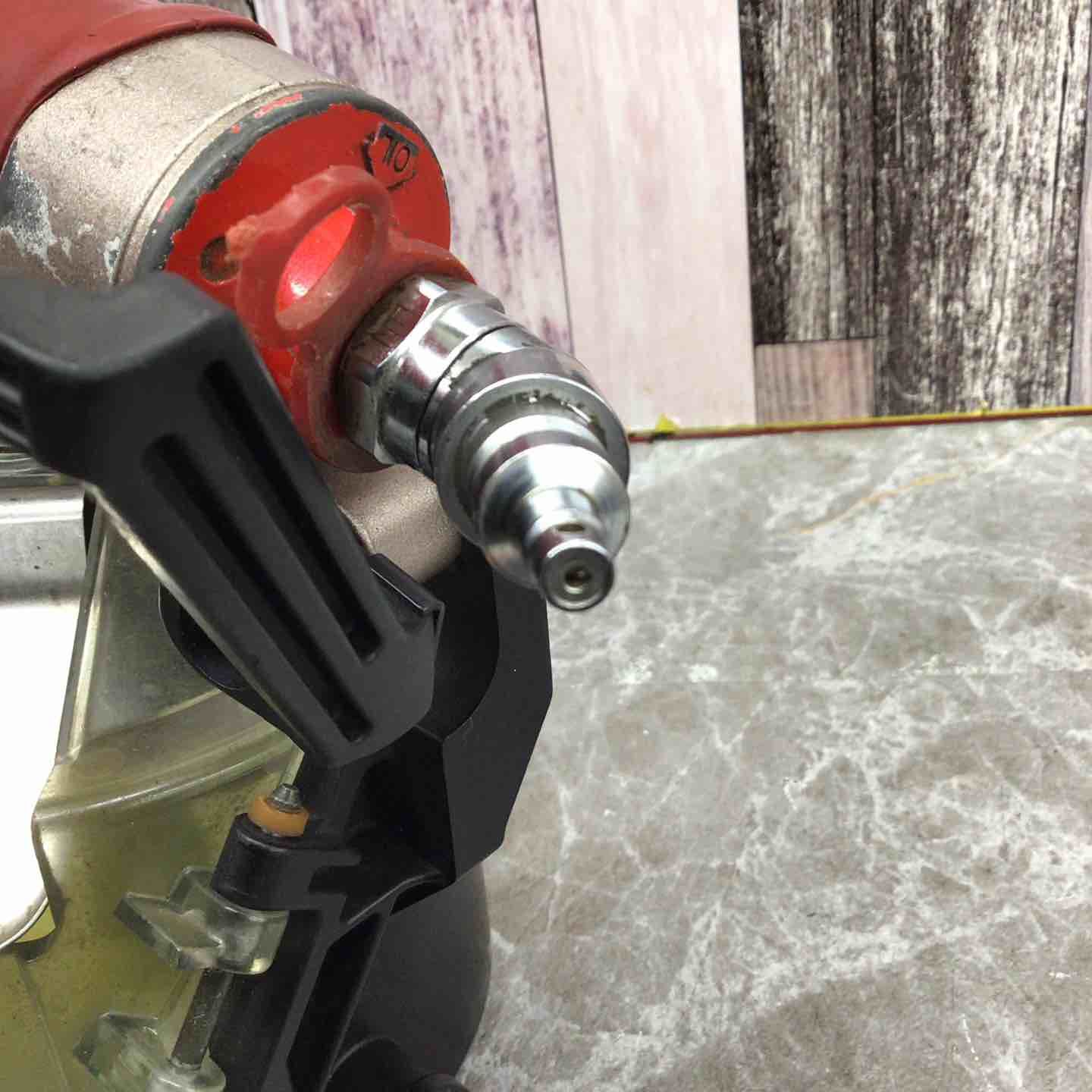 高圧エア釘打ち機