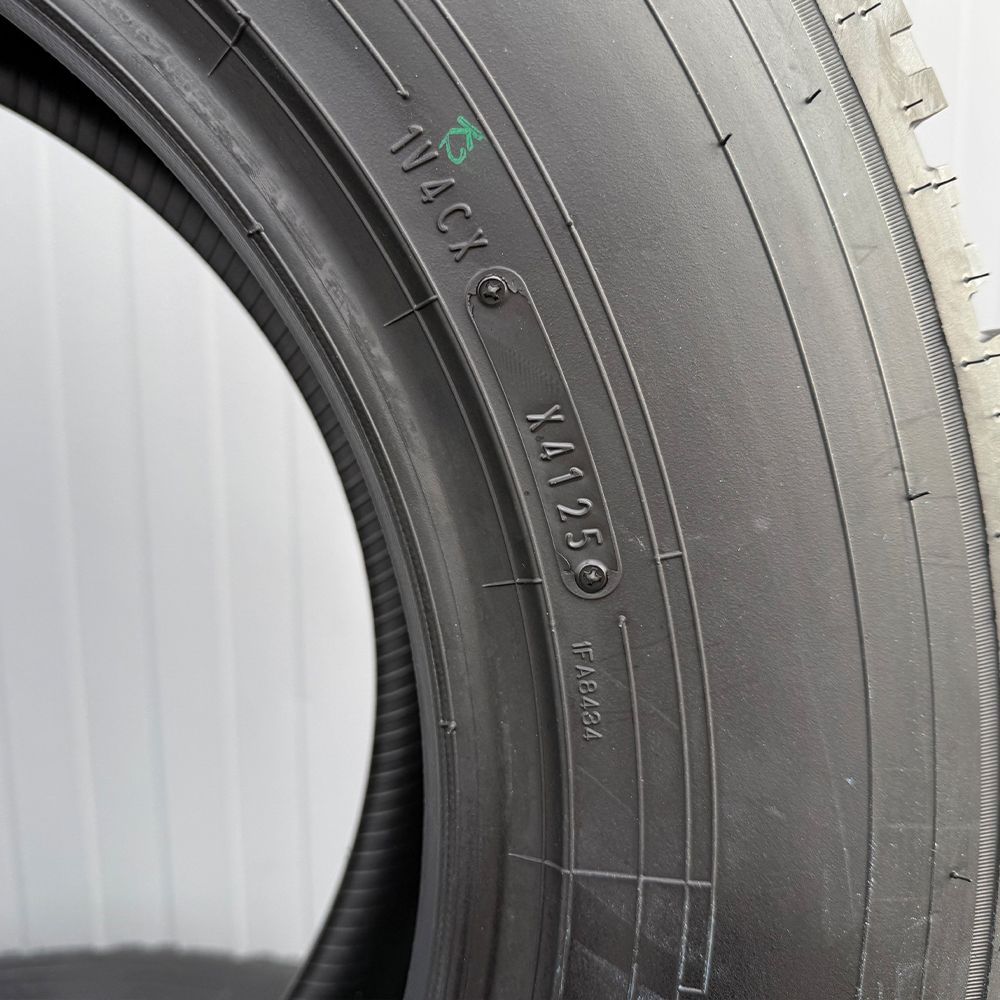  製 ダンロップ DUNLOP グラントレック XS 1 215 70 R 16 タイヤのみ スタッドレス 4本セット 16インチ ホワイトレター 16インチ スタッドレス