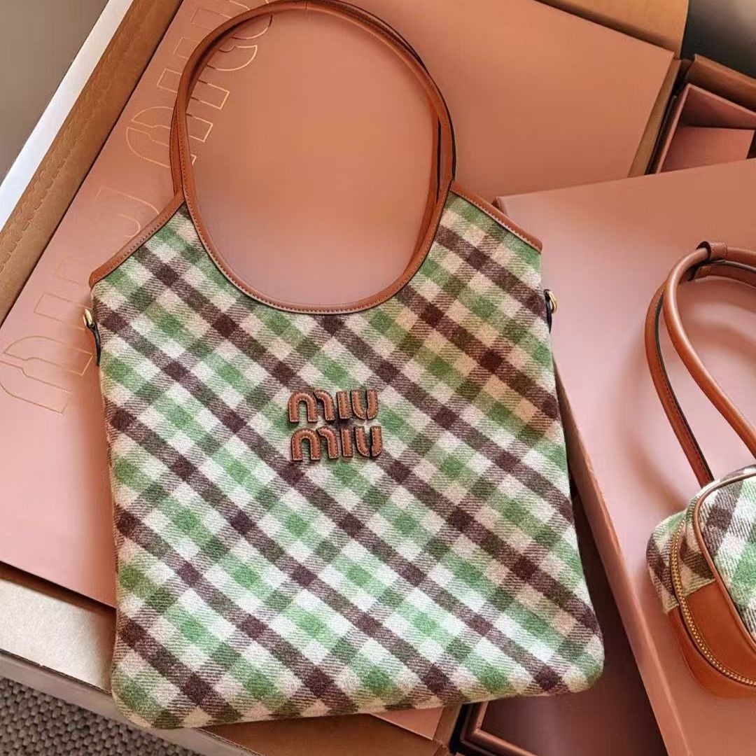ミュウミュウマテラッセ ナッパレザーMIU MIU レディース ポーチ バッグ