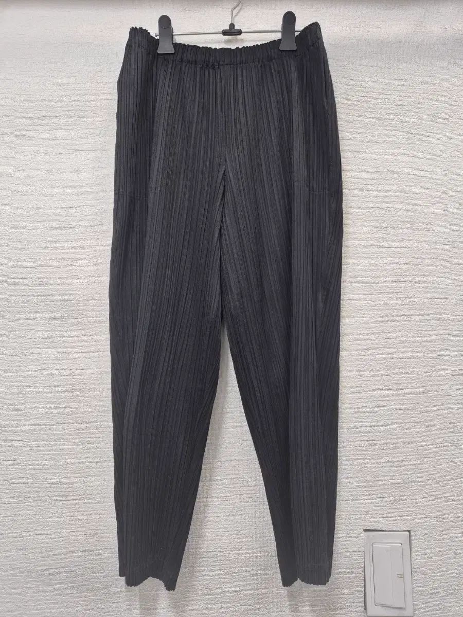 プリーツプリーズ シャーリング ズボン ブラック