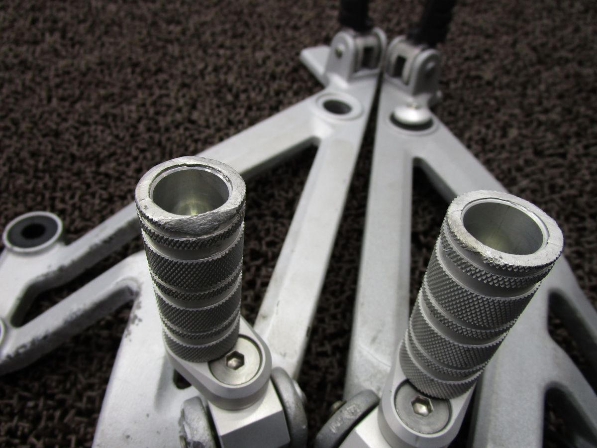 ドカティ モンスターS4 社外ステップ ステー 左右 □A849！ZDMM400AA1B