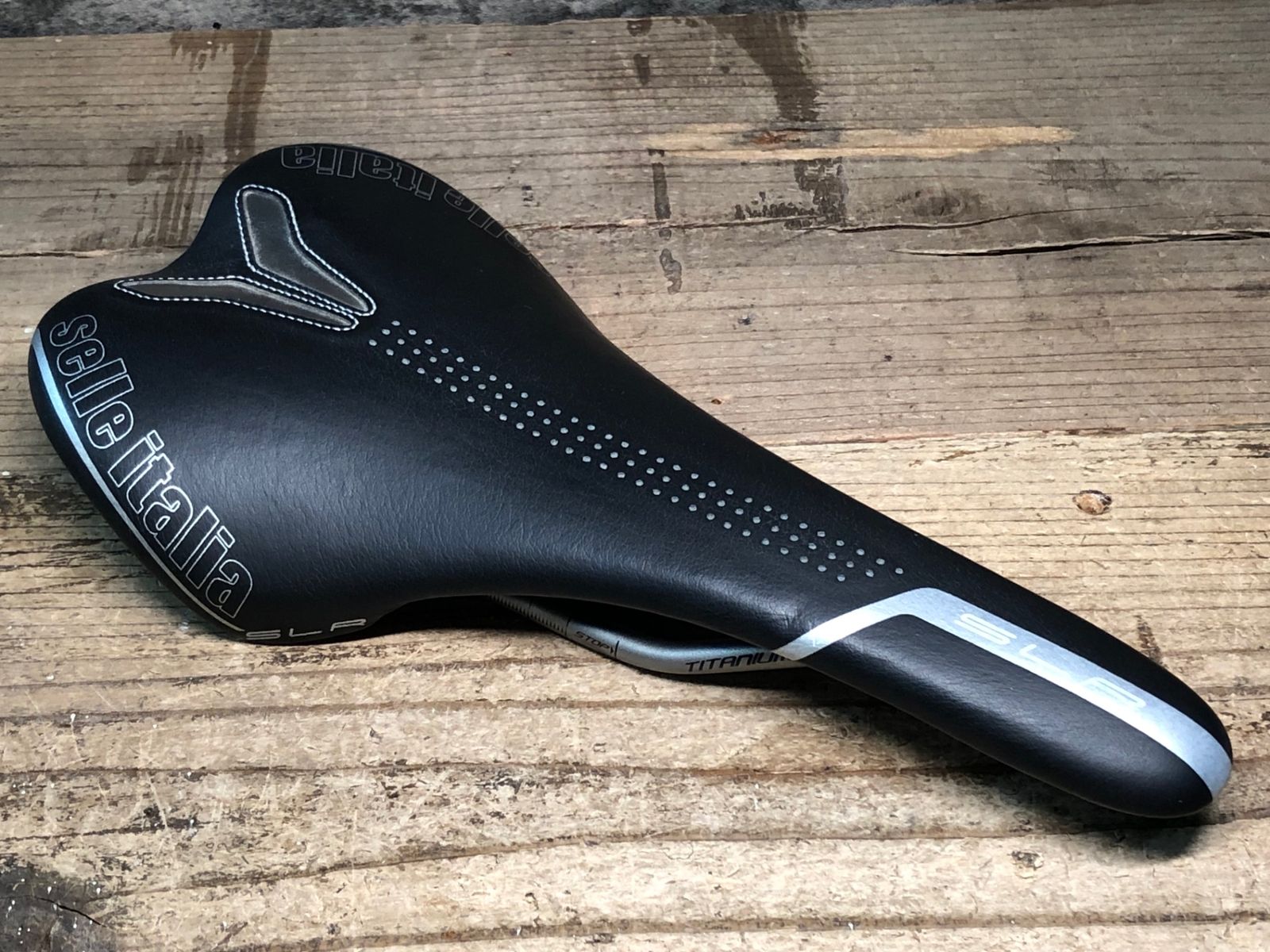 JN875 セライタリア SELLE ITALIA SLR サドル 黒 TITANIUMレール 135mm