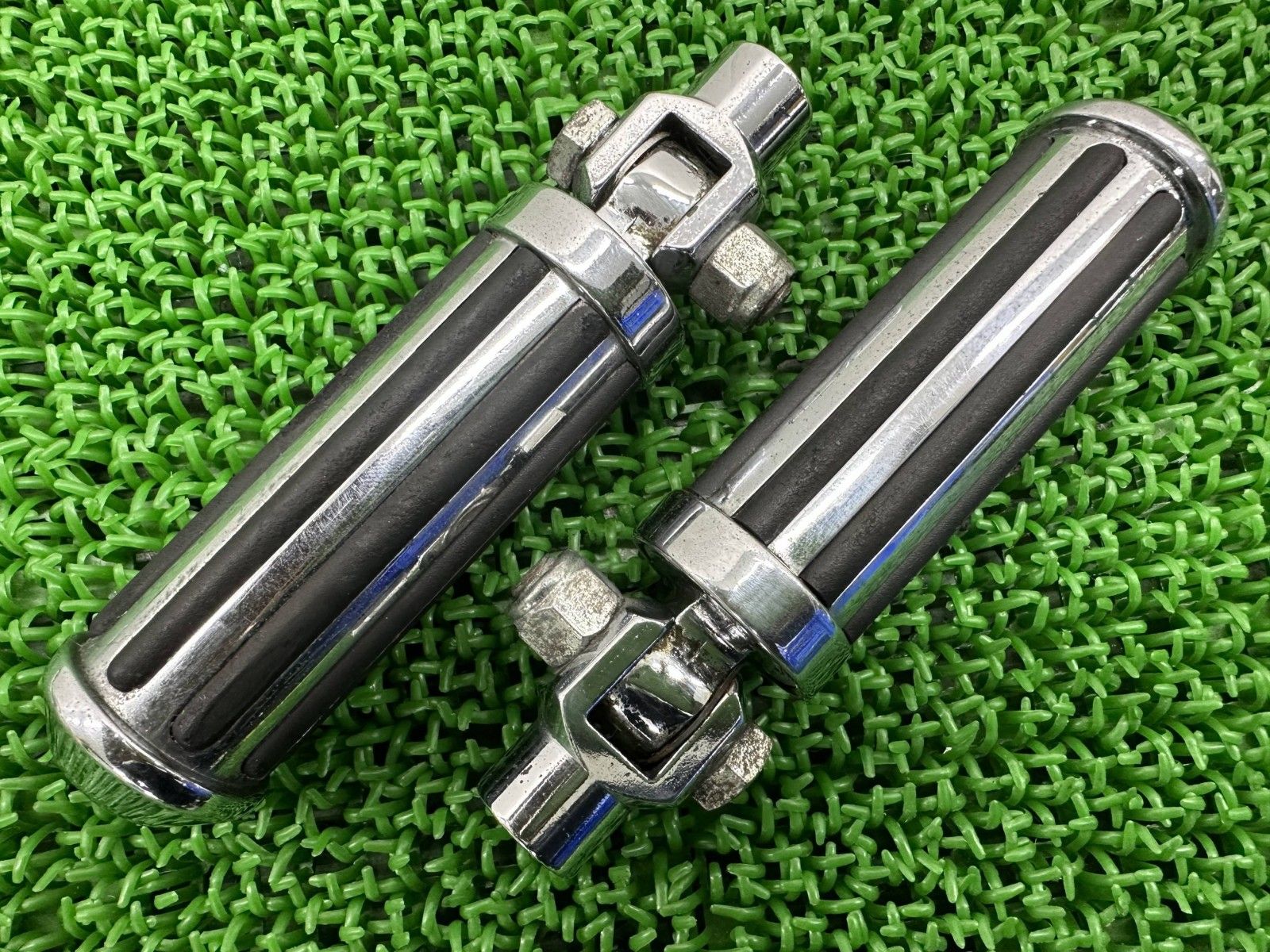 ネオファクトリー製ソフテイル タンデムステップ 左右 社外 ハーレー エボ ホルダー付 パッセンジャーフットペグ FXST Jv