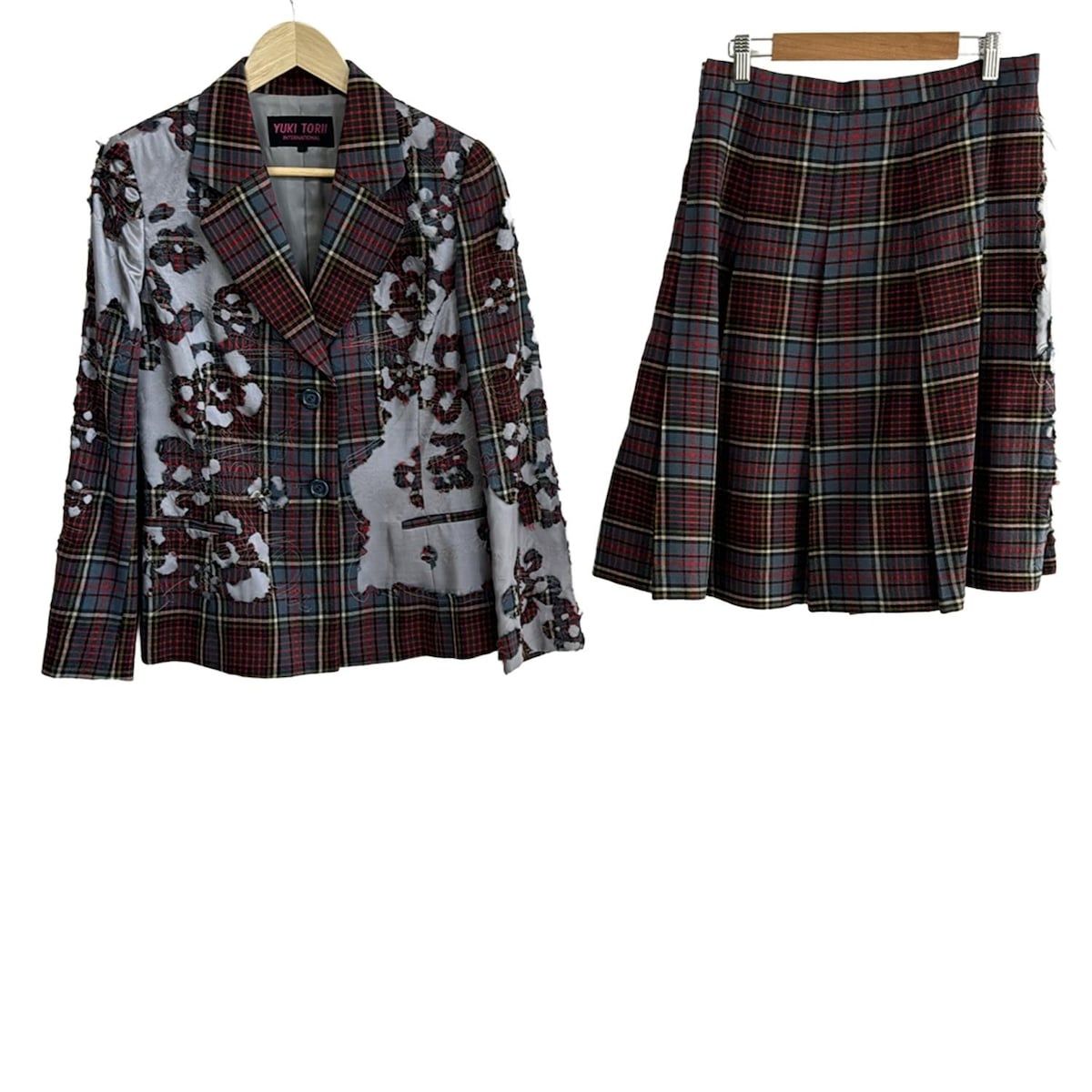 YUKITORII ユキトリイ スカートスーツ レディース - ブルーグレー×レッド×マルチ チェック柄 肩パッド プリーツ