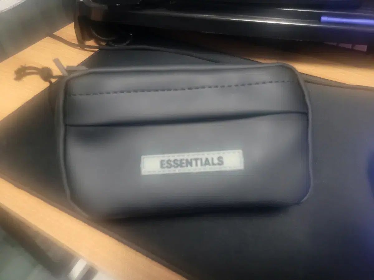 Essentials ブラック ミニ クロスバッグㅡ並行