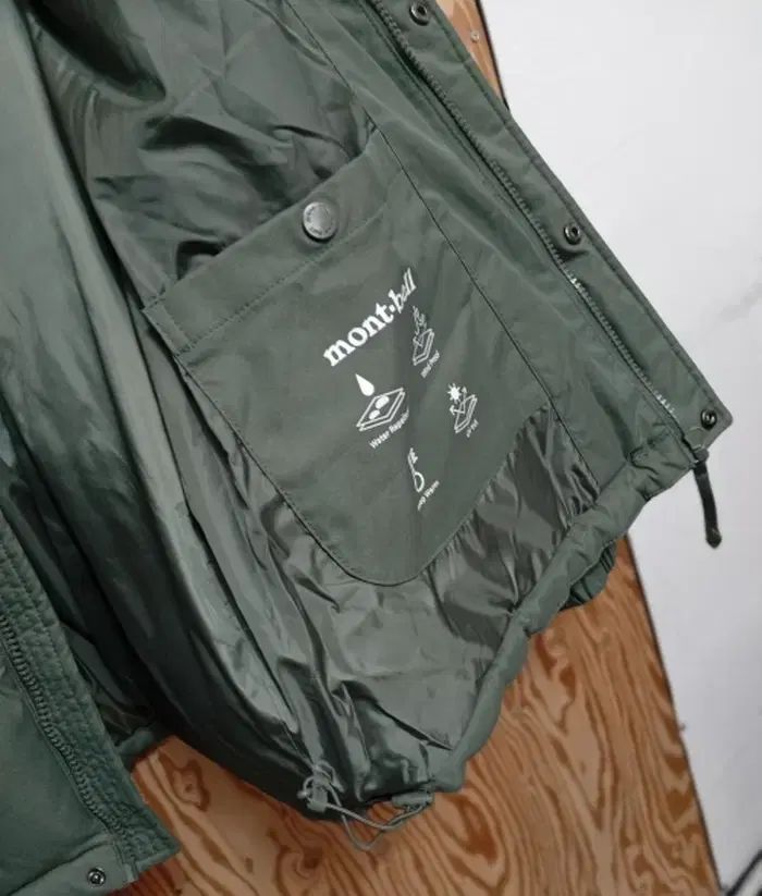 モンベル レディース ツーウェイ カラ パファー カーキ色 ジャケット