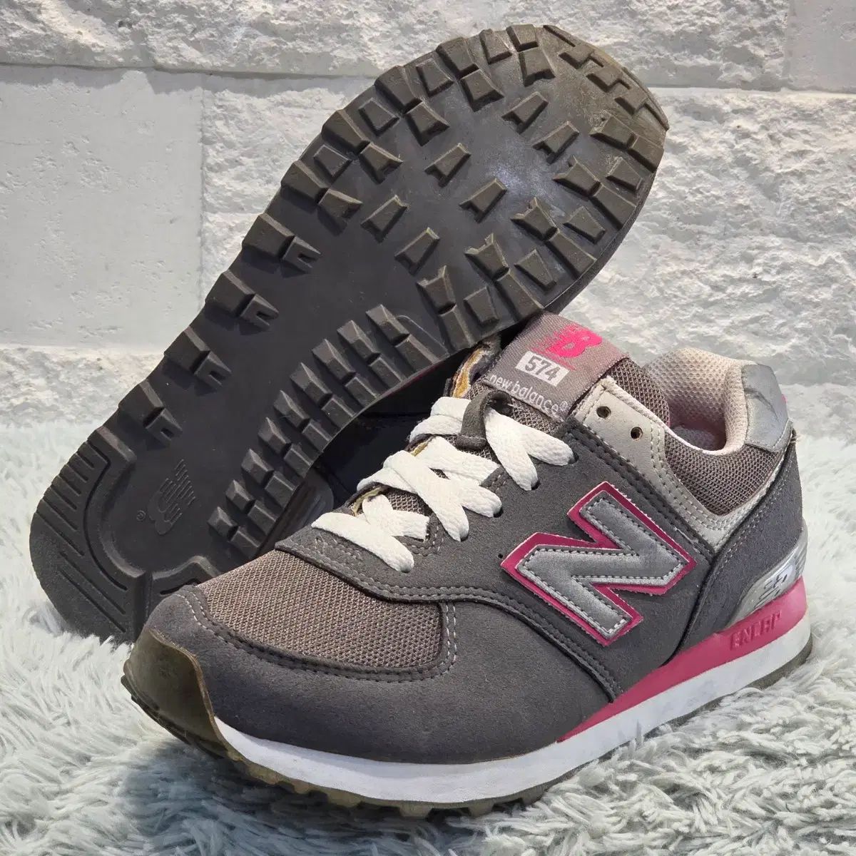 ニューバランス 574 グレー ピンク (240mm) - メルカリ
