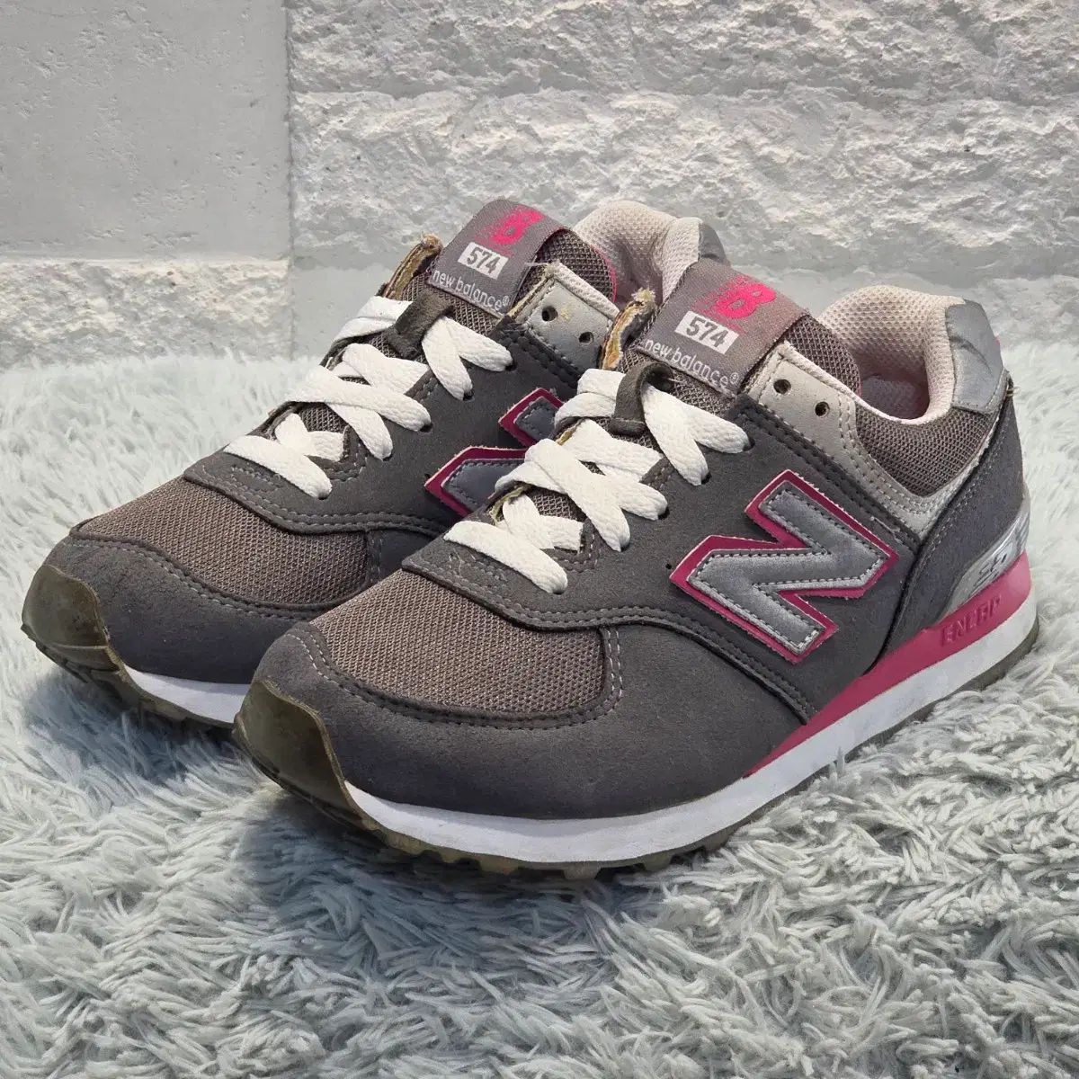 ニューバランス 574 グレー ピンク (240mm) - メルカリ