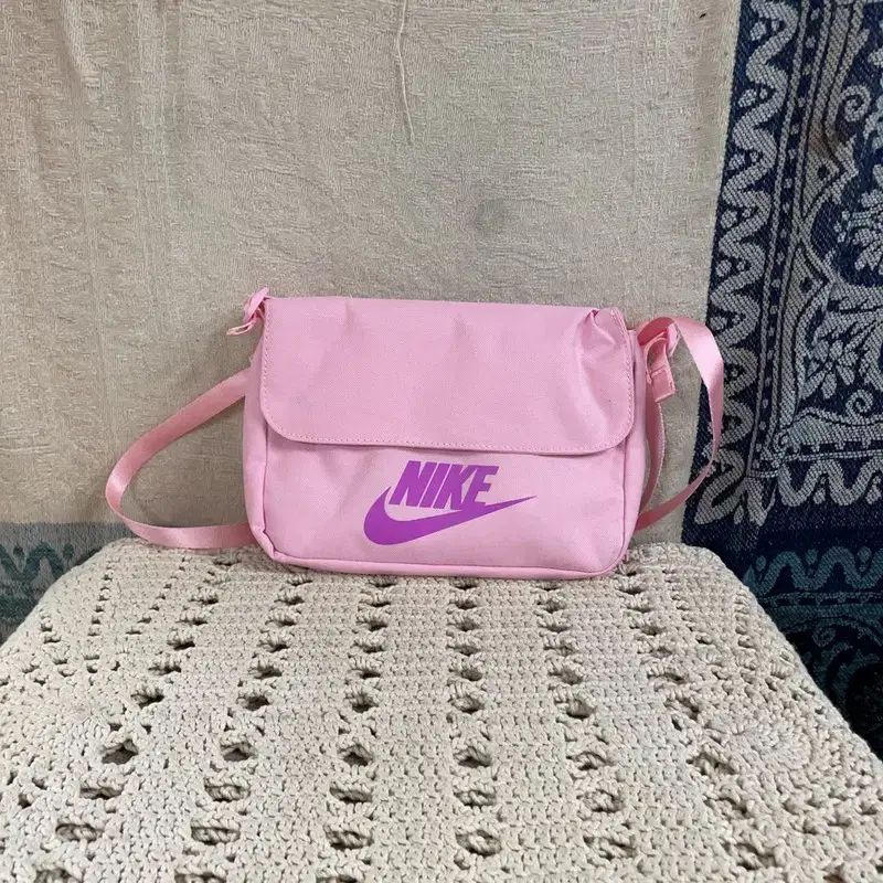 NIKE ナイキ ピンク フューチュラ クロスボディーバッグ - メルカリ