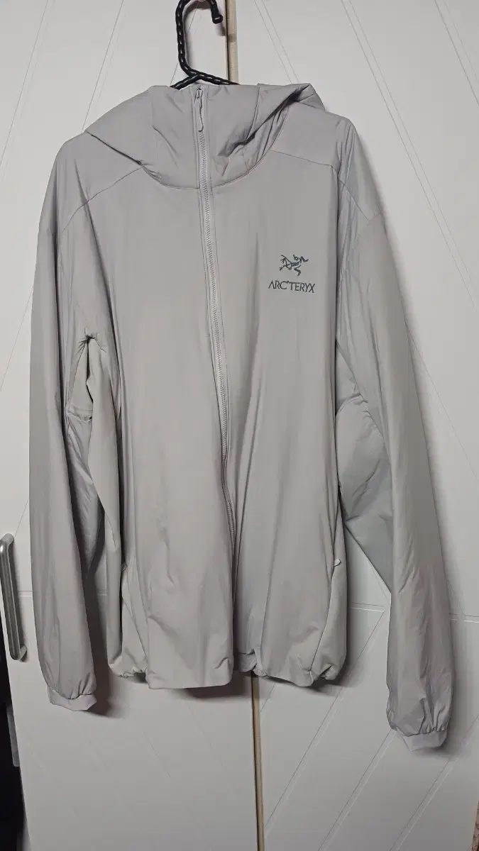 XL アークテリクス アトム ソリチュード 白 フード 軽量 ダウン ジャケット グレー