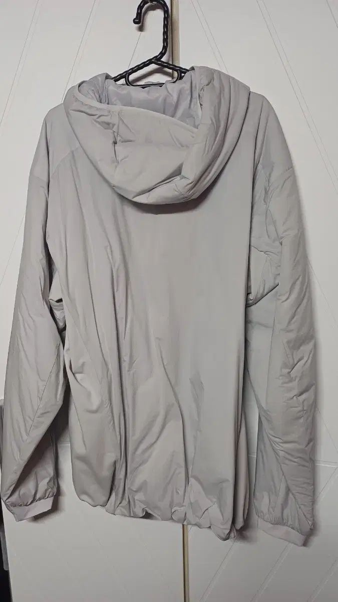 XL アークテリクス アトム ソリチュード 白 フード 軽量 ダウン ジャケット グレー