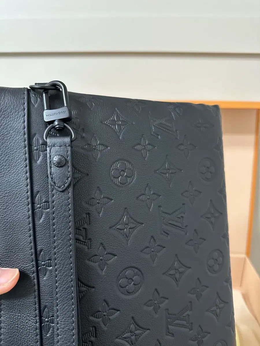 ルイヴィトン エンボス クラッチバッグ ほぼ 防寒アウター ワードローブ