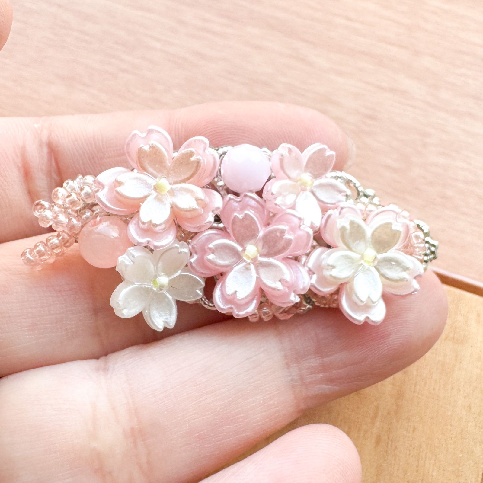 ハンドメイド イヤリング・ブローチBセット 満開な桜のブローチと小さな桜のイヤリングセット（金具変更可能