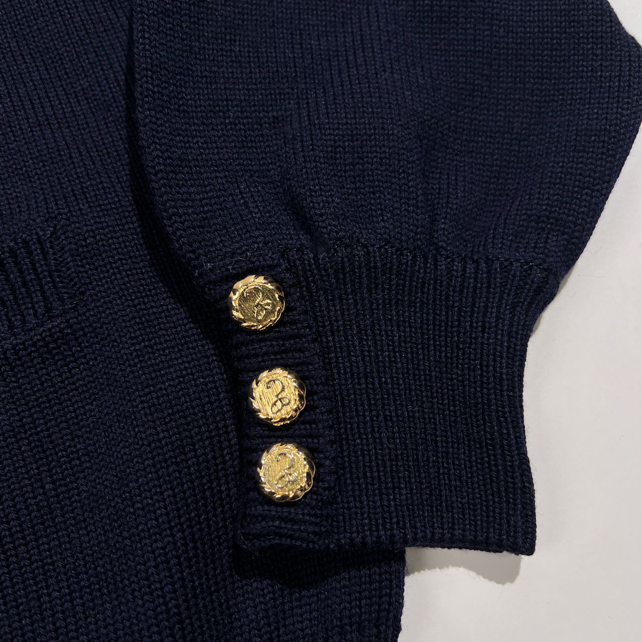 Leilian レリアン ワッペン刺繍 金ボタン ノーカラー ウールニット