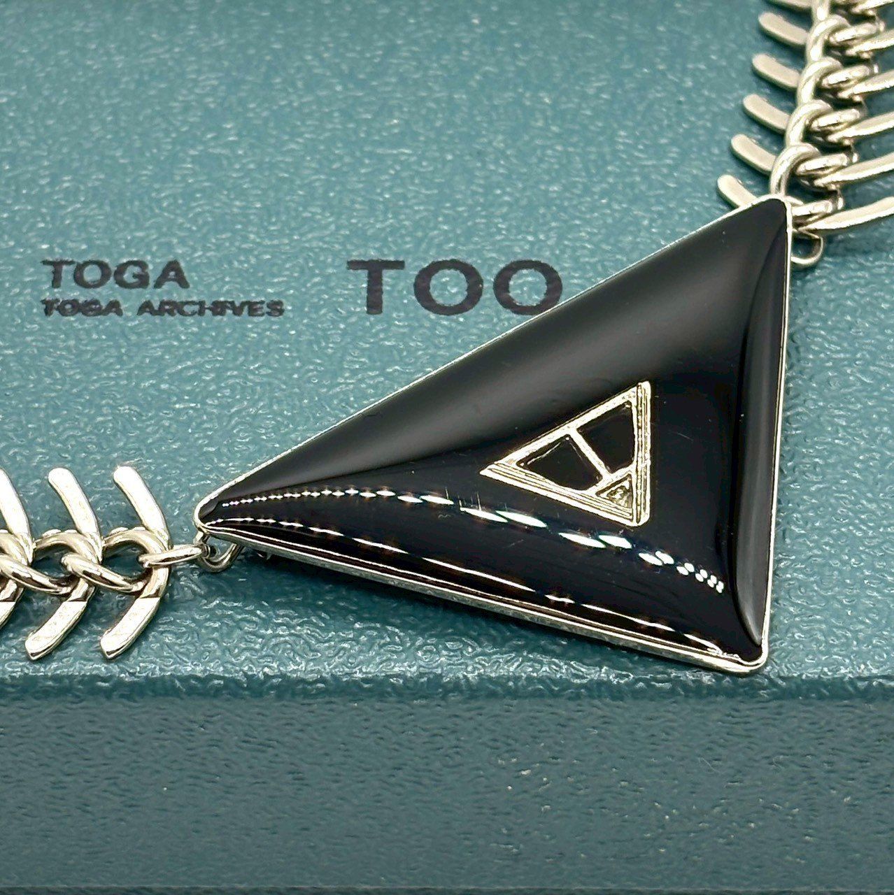 【輪郭を際立てるモード】 　TOGA トーガ　24SS MAGIC TRIANGLE トライアングルネックレス GRANCY takato着用　ブラック