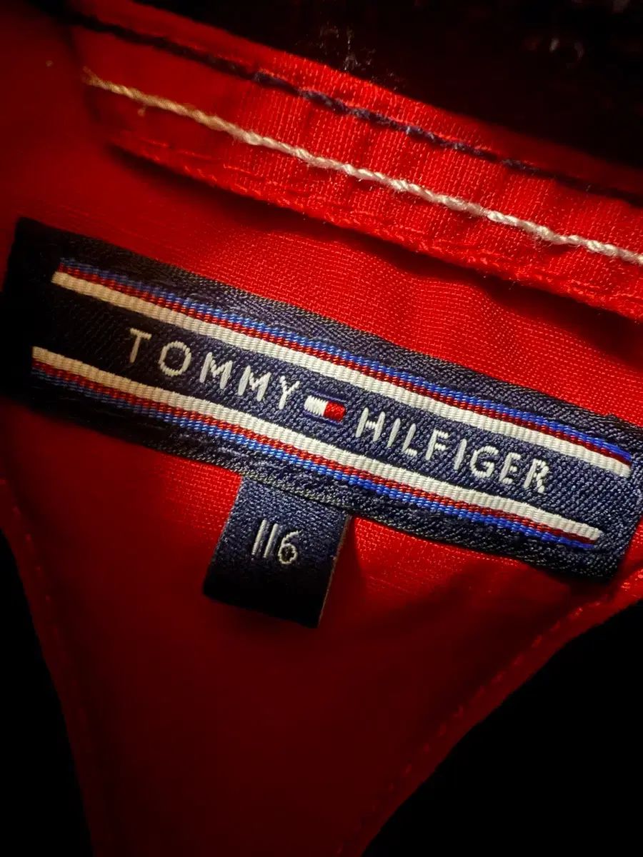 TOMMY HILFIGER トミー ヒルフィガー トミーヒルフィガー レッド フード 刺繍ワンポイント Hilfiger Size:XLTommy &frasl; HILFIGER(トミーヒルフィガー) | ポロシャツ メンズ トミーヒルフィガー&frasl;コート&frasl;M