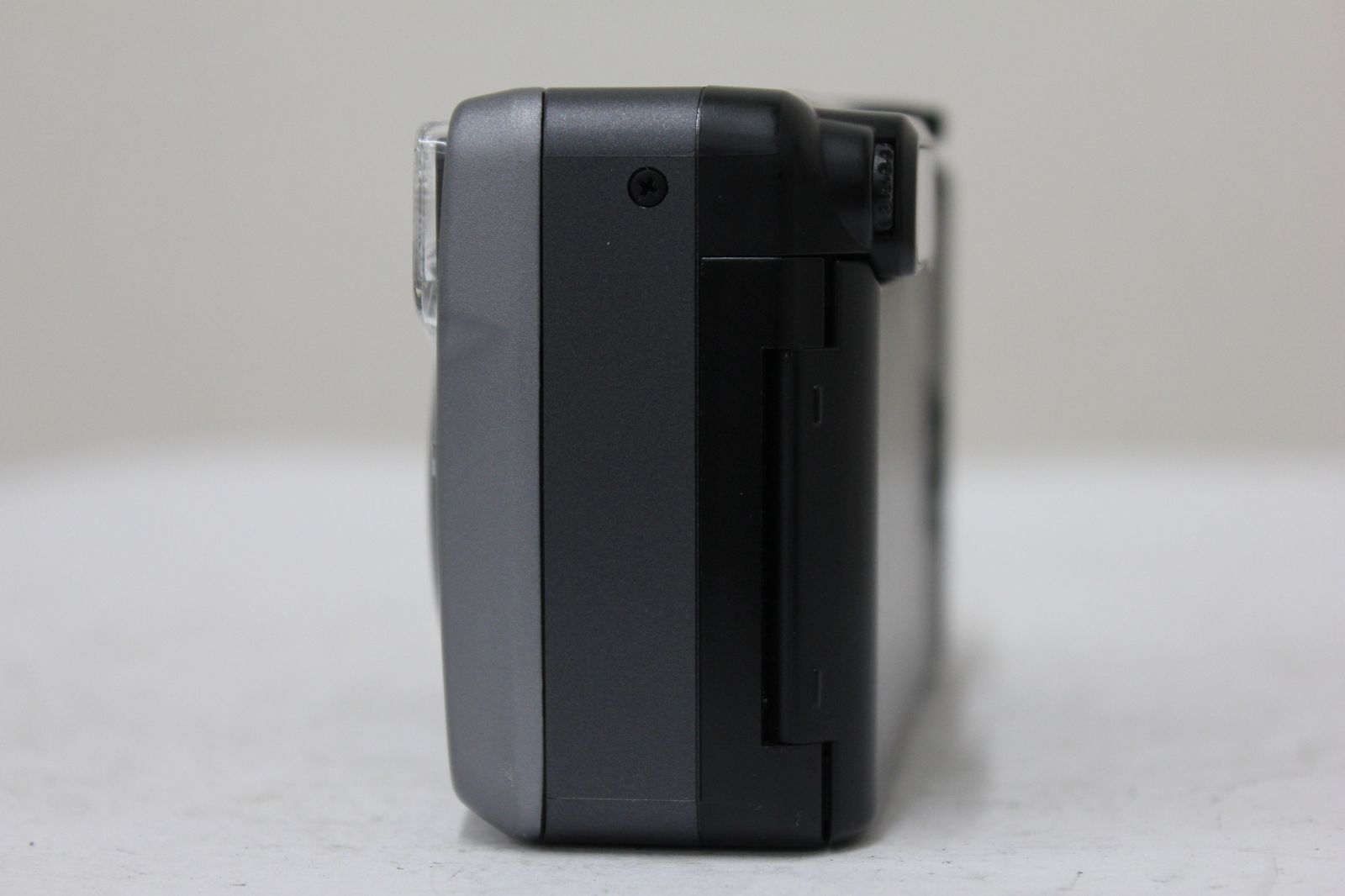 コンパクトカメラ e