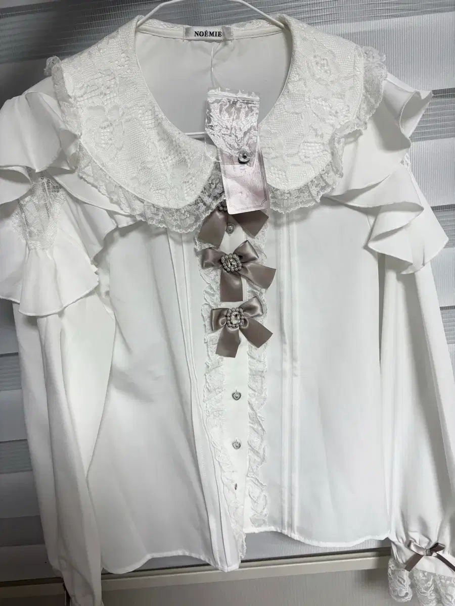 NOEMIE 3連リボン フリル ブラウス