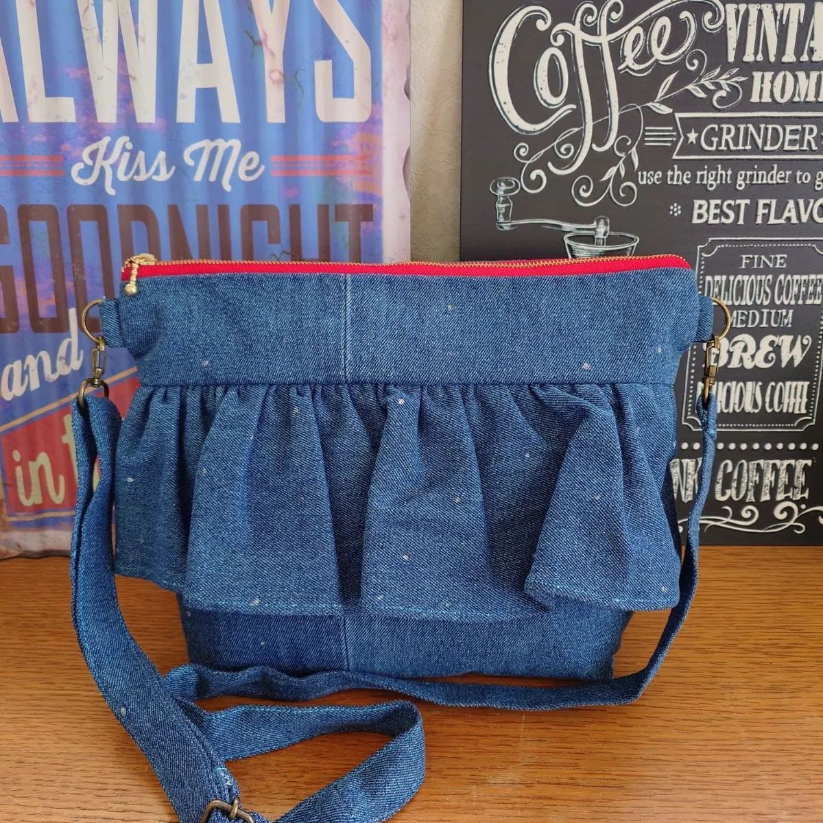 9☆USEDデニムリメイク☆フリルショルダーバッグ☆ペイント☆ジーンズ